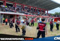 PHOTO : Sejumlah petugas pengamanan ditempatkan di pintu masuk stadion, area tribun, serta sekitar lapangan untuk memastikan tidak ada tindakan yang dapat merugikan pemain atau penonton.