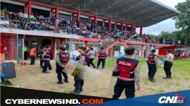 PHOTO : Sejumlah petugas pengamanan ditempatkan di pintu masuk stadion, area tribun, serta sekitar lapangan untuk memastikan tidak ada tindakan yang dapat merugikan pemain atau penonton.
