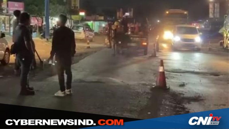 FOTO : Perbaikan akses jalan gerbang tol Karawang Timur