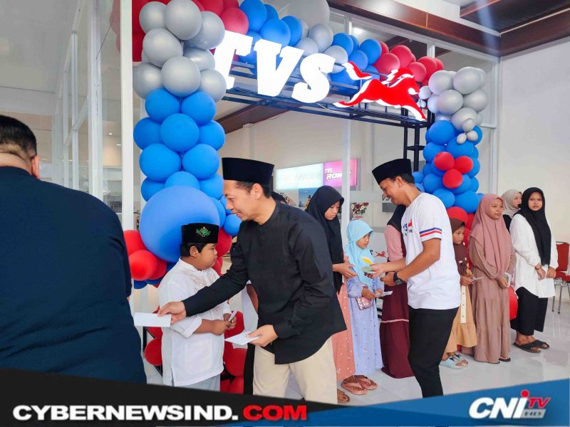 Kegiatan santunan anak yatim digelar di Peresmian Dealer TVS Blitar, Jalan Raya Tlogo No. 2 Kanigoro, Jumat (21/3/2025).