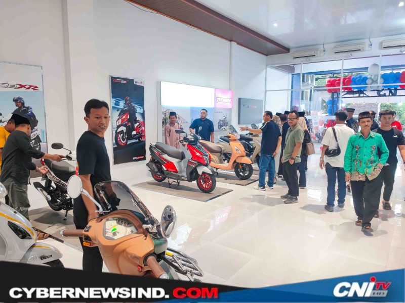 Masyarakat tampak ingin tahu melihat lebih dekat produk sepeda motor TVS di dealer resmi Blitar, yang pertama kali dibuka Jumat (21/3/2025). 