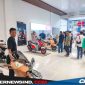 Masyarakat tampak ingin tahu melihat lebih dekat produk sepeda motor TVS di dealer resmi Blitar, yang pertama kali dibuka Jumat (21/3/2025). 