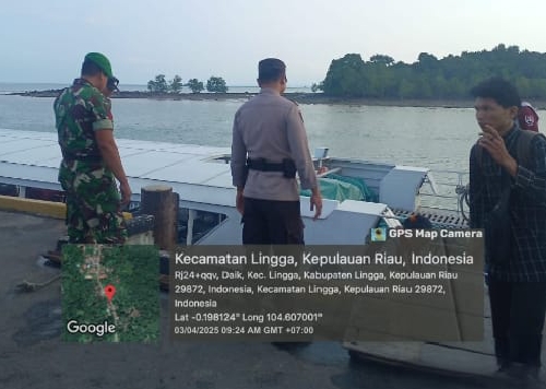 Babinsa Koramil 05/Daik Bersama Polsek Daik Lingga Amankan Arus Balik di Pelabuhan Tanjung Buton