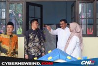 Djarot Saiful Hidayat (baju putih) menunjukkan gedung dan fasilitas sekolah yang dibangunnya.