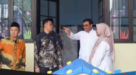 Djarot Saiful Hidayat (baju putih) menunjukkan gedung dan fasilitas sekolah yang dibangunnya.
