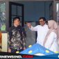 Djarot Saiful Hidayat (baju putih) menunjukkan gedung dan fasilitas sekolah yang dibangunnya.